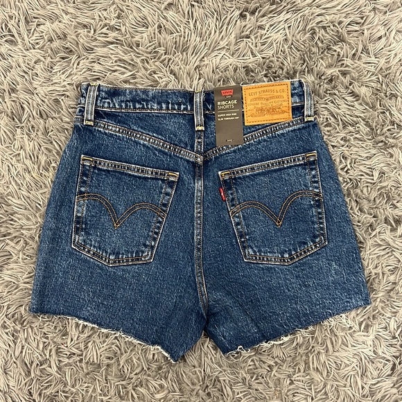 NEW • Levi’s • Ribcage High Waisted Cut Off Denim Shorts Stretch Charleston 26 - Picture 5 of 6
